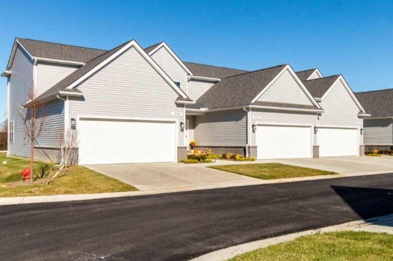 Cross Road Pines Apartments in Warren, MI - Foto de edificio