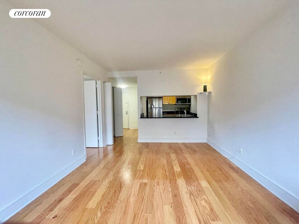 323 W 96th St in New York, NY - Building Photo