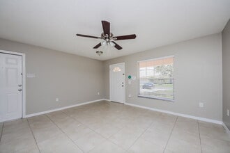 818 San Jose Ct in Kissimmee, FL - Foto de edificio - Building Photo