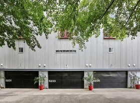 5233 Blossom St in Houston, TX - Building Photo