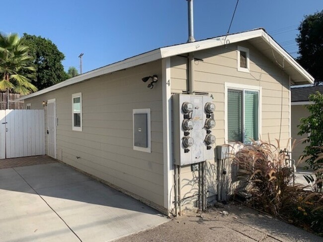 10038 Tujunga Canyon Blvd in Los Angeles, CA - Foto de edificio - Building Photo