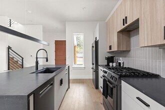 1402 Summit St in Austin, TX - Building Photo - Building Photo