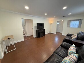 556 W Park Ave in Long Beach, NY - Building Photo - Building Photo