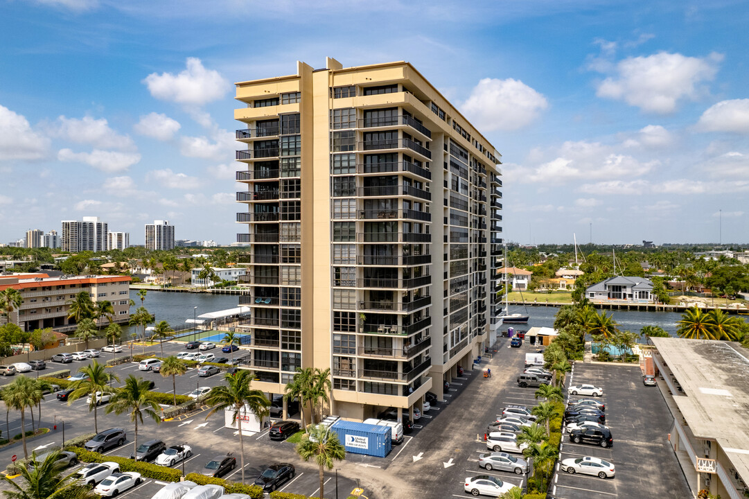 Avant Garde Condominiums in Hallandale Beach, FL - Building Photo