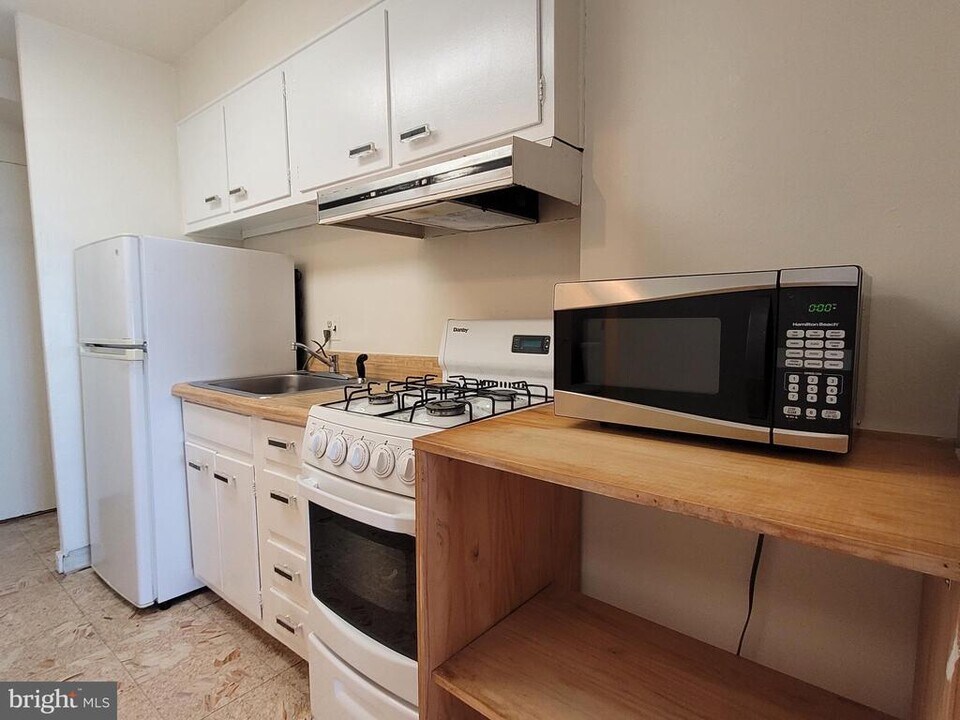 604 S Washington Square in Philadelphia, PA - Building Photo