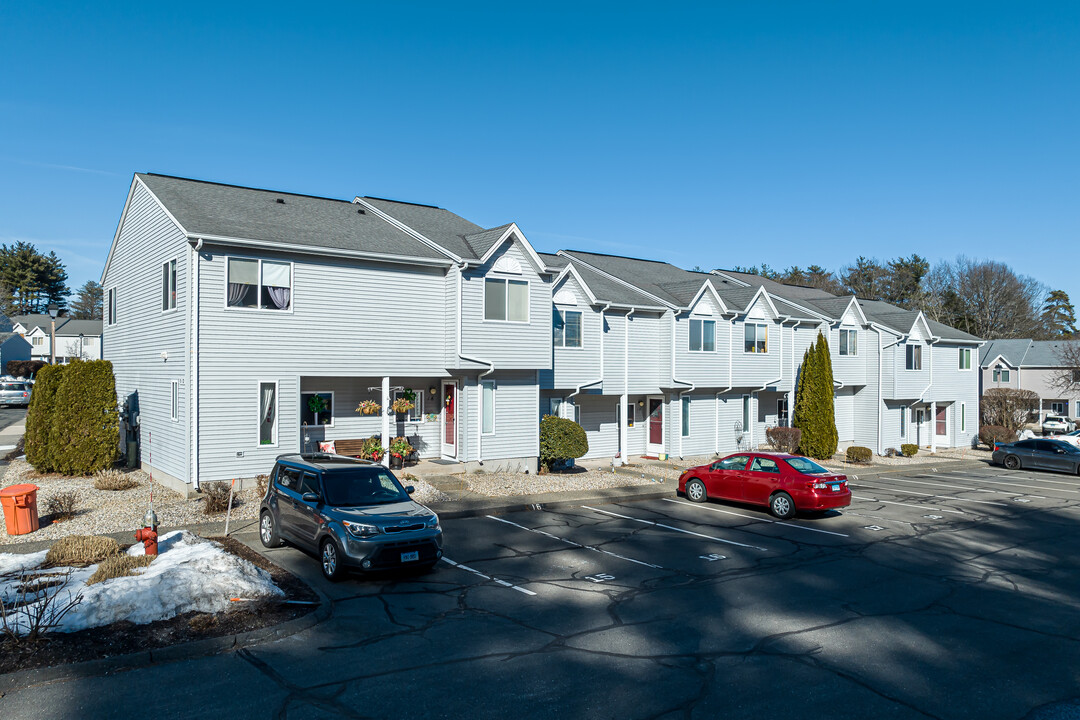 Pond Ridge Condominiums in Bristol, CT - Building Photo