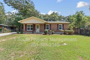 1725 Harbor Dr E in Mobile, AL - Building Photo