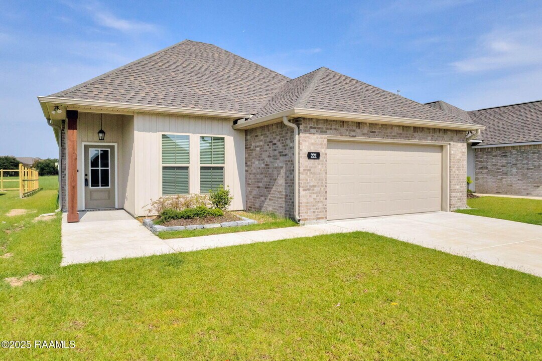 221 Wakely Ct in Lafayette, LA - Building Photo