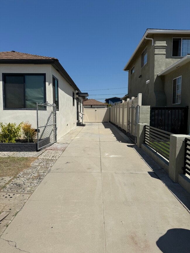 3519 W 82nd Pl in Inglewood, CA - Foto de edificio - Building Photo