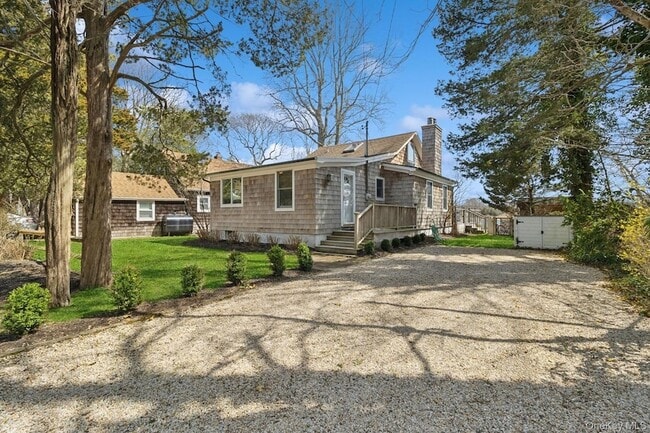 80 Towd Point Rd in Southampton, NY - Building Photo - Building Photo