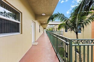 1620 Presidential Way in West Palm Beach, FL - Building Photo