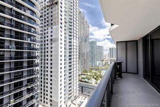 45 SW 9th St, Unit 2207 in Miami, FL - Building Photo - Building Photo