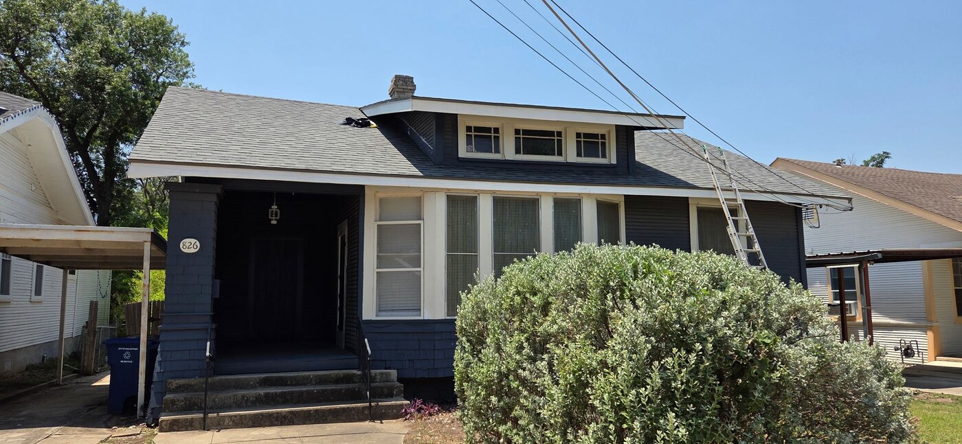 826 W Russell Pl in San Antonio, TX - Building Photo