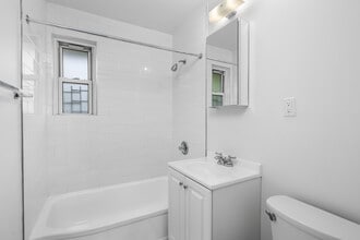 Crestwood Lake Apartments in Yonkers, NY - Foto de edificio - Building Photo