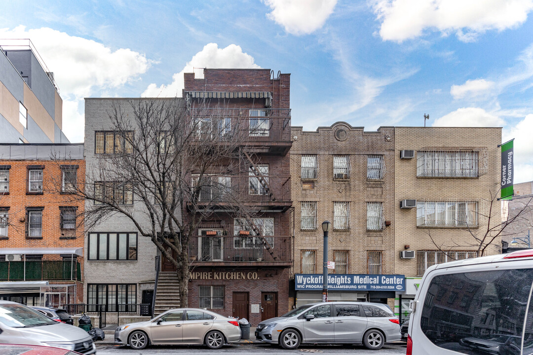 170A Division Ave in Brooklyn, NY - Foto de edificio