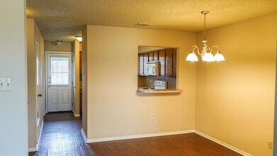 113-115 Romana Cir in Hewitt, TX - Building Photo - Building Photo