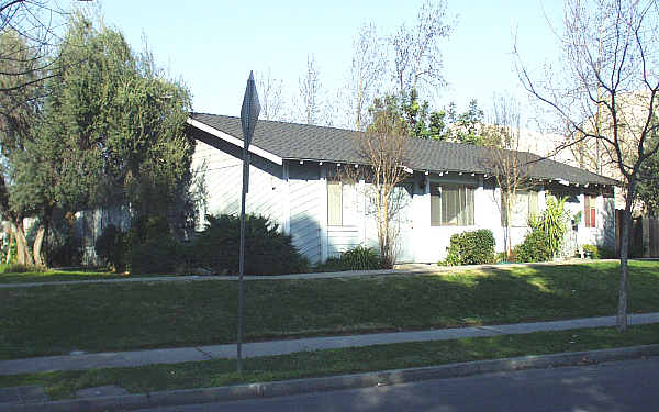 113-143 W Alexander Ave in Merced, CA - Building Photo