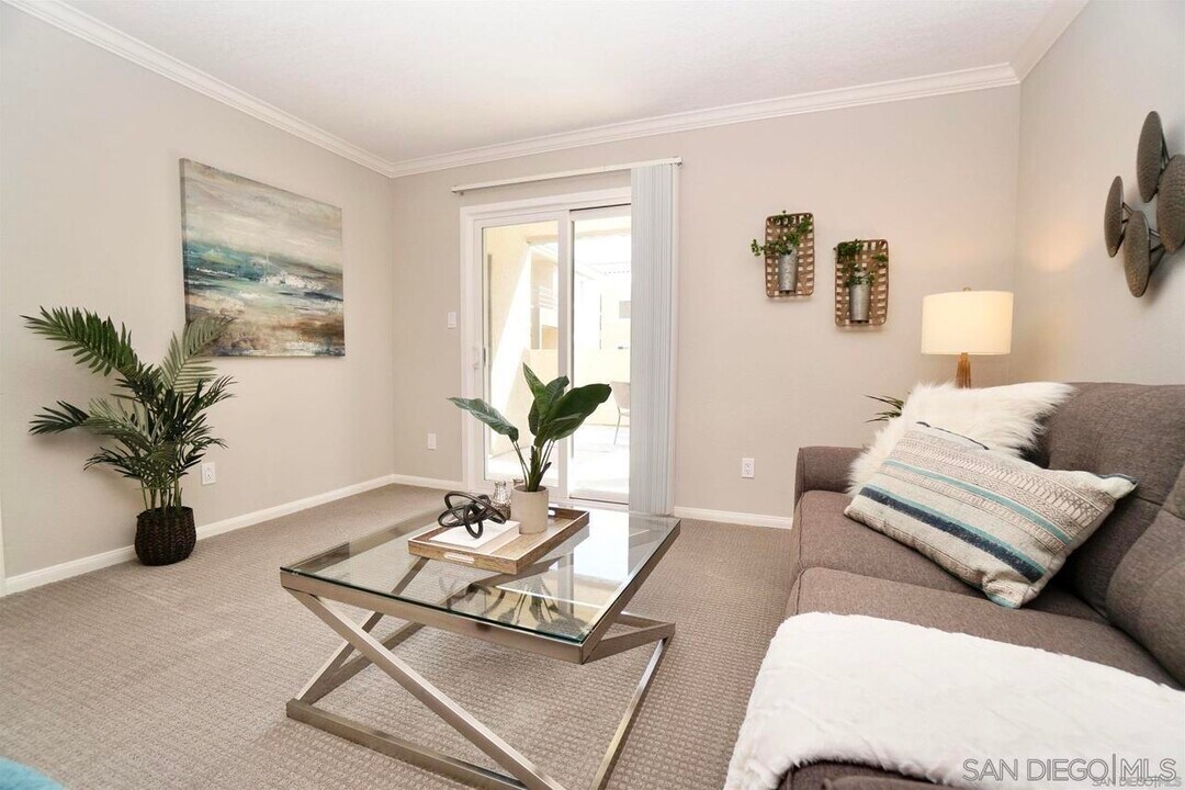 7405 Charmant Dr in San Diego, CA - Building Photo