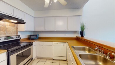 12250 Copper Tree Pvt Ln in Houston, TX - Building Photo - Building Photo