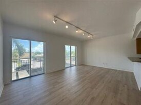 2631 NE 14th Ave, Unit 208 in Wilton Manors, FL - Building Photo