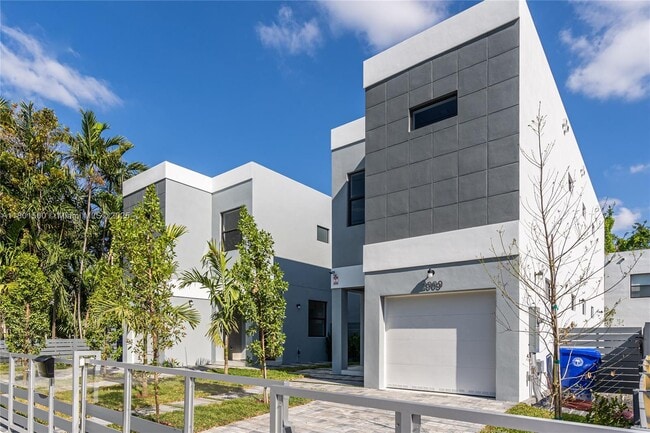 2911 SW 27th Terrace in Miami, FL - Building Photo - Building Photo