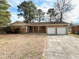 1929 Woodmead St SW in Decatur, AL - Building Photo