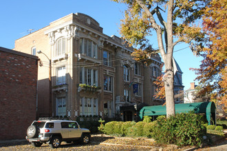 1028 Cherokee Rd in Louisville, KY - Foto de edificio - Building Photo