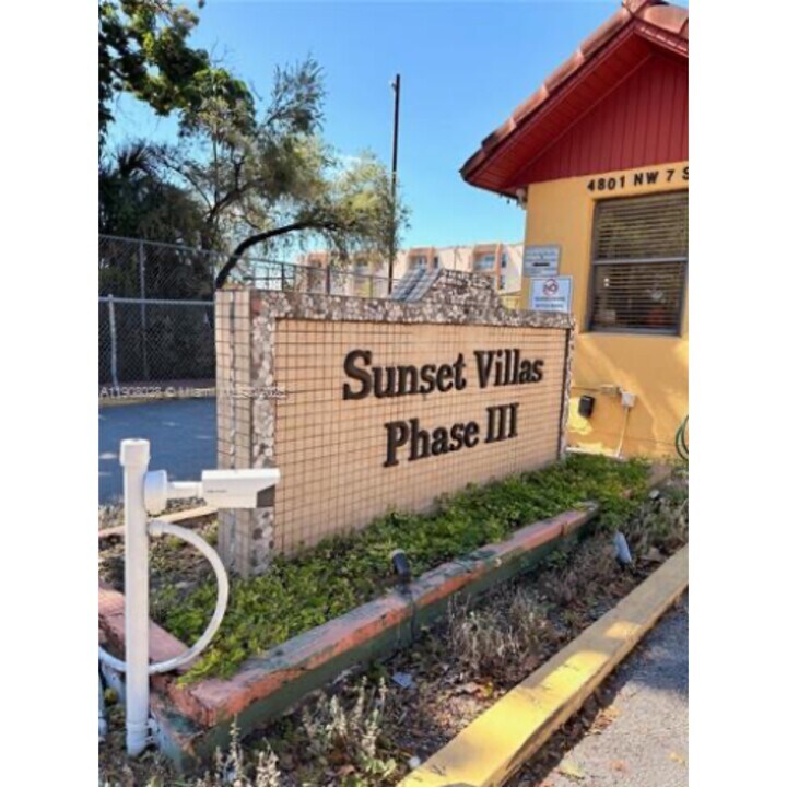 4719 NW 7th St in Miami, FL - Building Photo