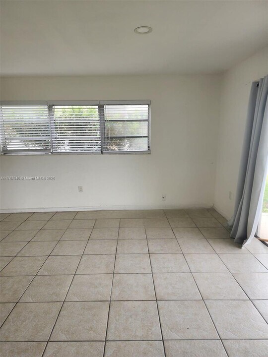 7680 SW 82nd St in Miami, FL - Building Photo