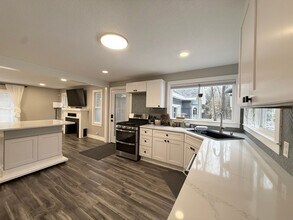 525 W Giles Rd in Muskegon, MI - Building Photo - Building Photo