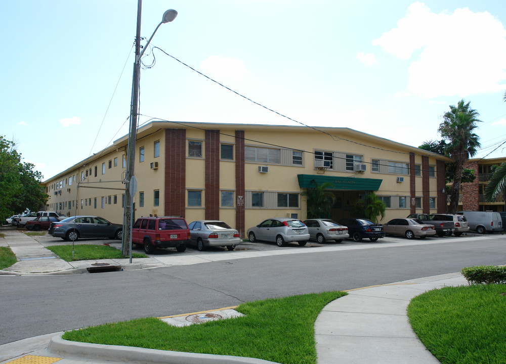 Bay 30 Apartments in Miami, FL - Building Photo