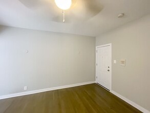 435 W Surf St, Unit 432-310 in Chicago, IL - Building Photo - Building Photo