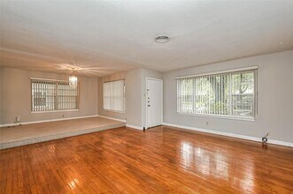 1831 De Milo Dr in Houston, TX - Foto de edificio - Building Photo
