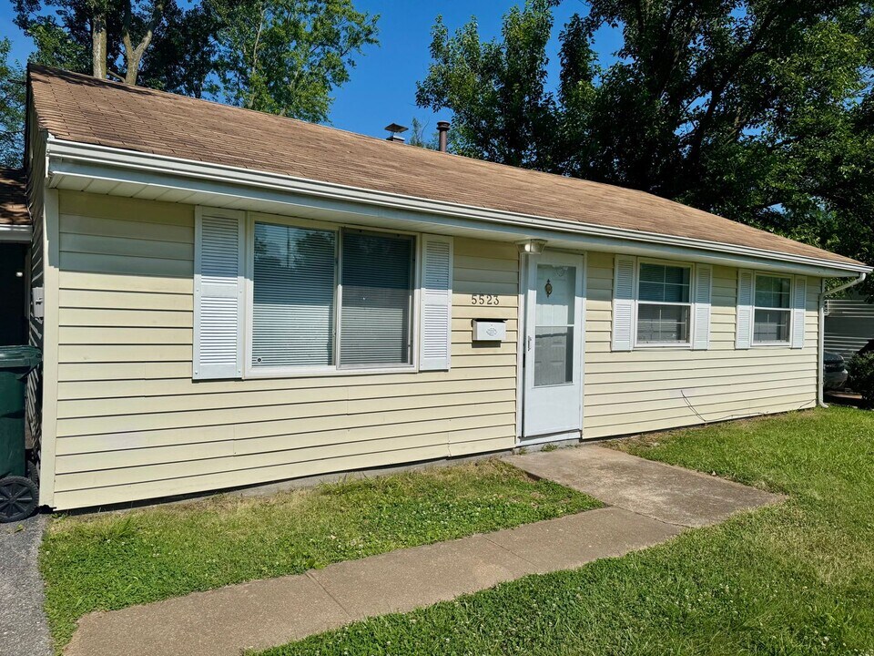 5523 Holborn Dr in St. Louis, MO - Building Photo