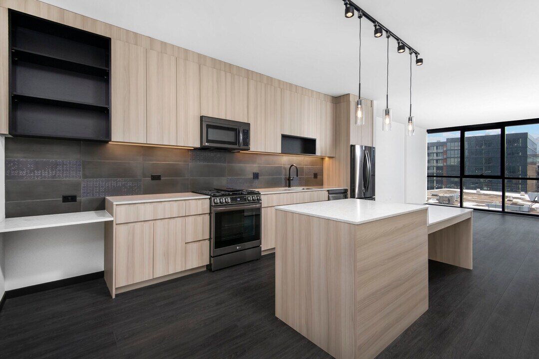 1301 W Washington Blvd, Unit 1608 in Chicago, IL - Building Photo