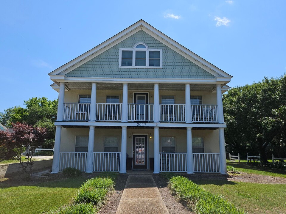 2037 E Ocean View Ave in Norfolk, VA - Building Photo