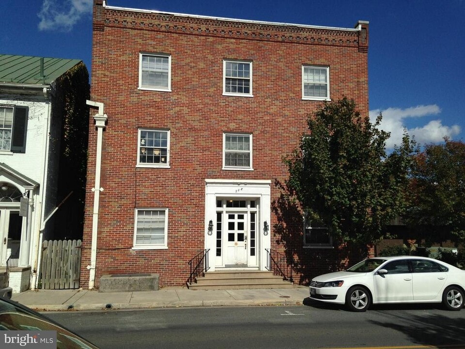 208 W Boscawen St in Winchester, VA - Building Photo