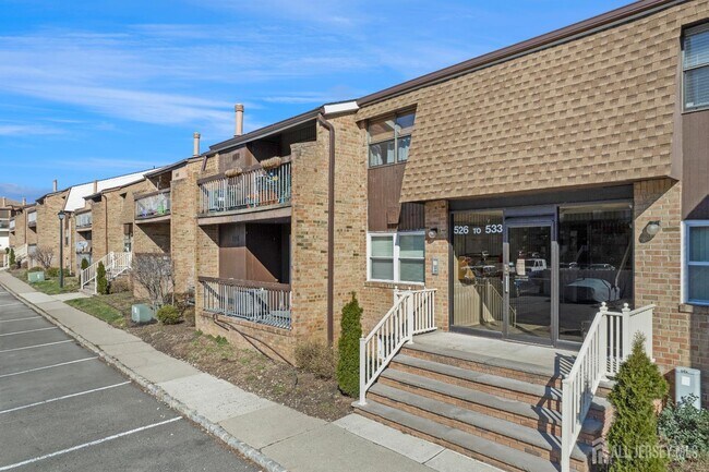 529 Sharon Garden Ct in Woodbridge, NJ - Building Photo - Building Photo