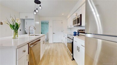 37 Village Rd in Milford, CT - Building Photo - Building Photo