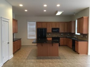 15612 Waterfront Dr in Huntersville, NC - Foto de edificio - Building Photo