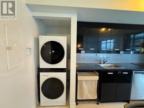 19 Singer Ct in Toronto, ON - Building Photo - Building Photo