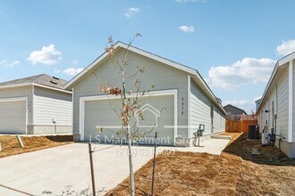 3618 Amber Glade in San Antonio, TX - Building Photo - Building Photo