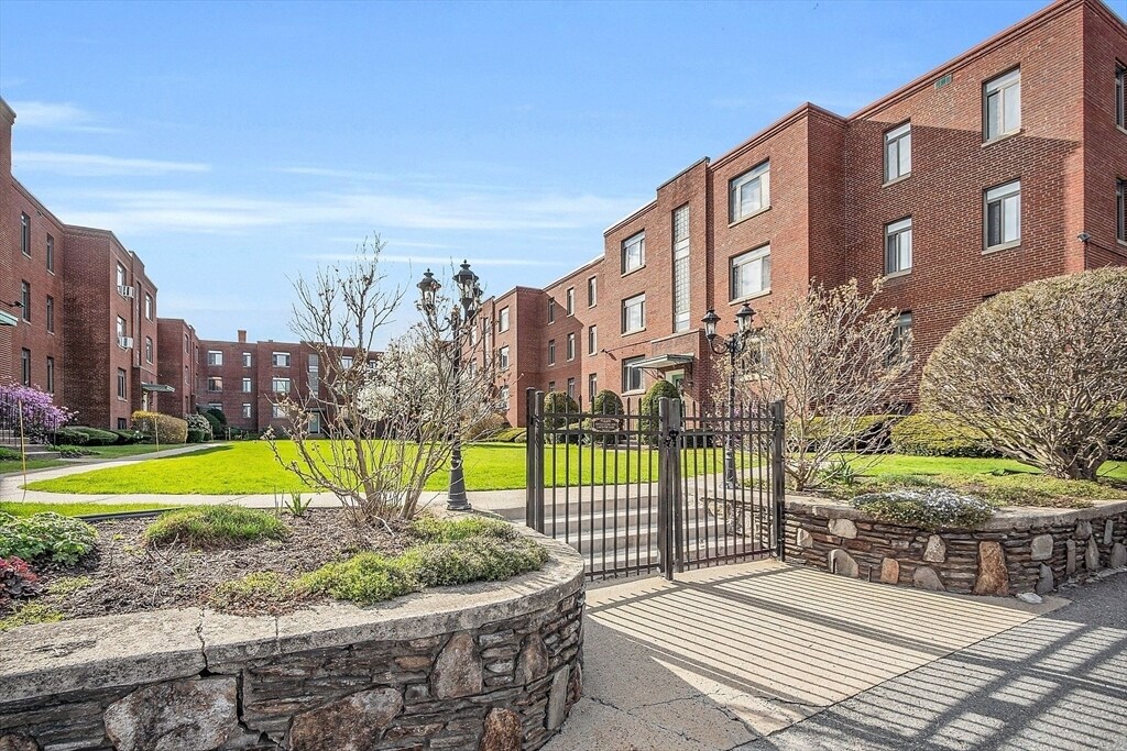 16 Ashland St in Worcester, MA - Building Photo