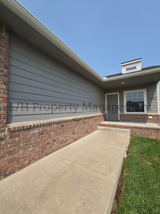 2220 E Village Estates Dr in Park City, KS - Building Photo - Building Photo