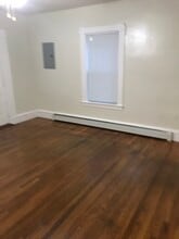 33 White St, Unit 33 B in Lowell, MA - Building Photo - Building Photo