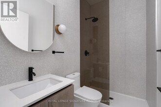 2625 Dundas St W in Toronto, ON - Building Photo - Building Photo