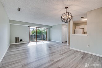 807 Aspen Dr in Plainsboro, NJ - Building Photo - Building Photo