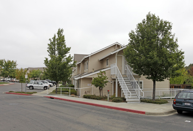 Canyon Run Apartments in Healdsburg, CA - Building Photo - Building Photo