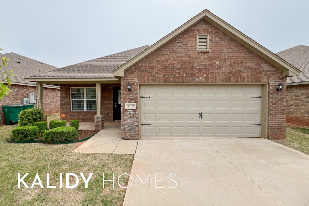 737 Christian Ln in Yukon, OK - Building Photo