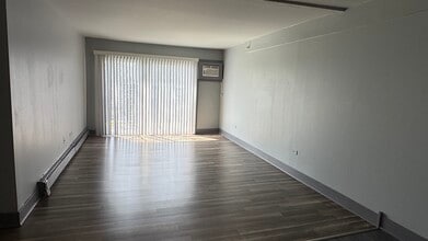 8581 101st Ter, Unit 307 in Palos Hills, IL - Foto de edificio - Building Photo